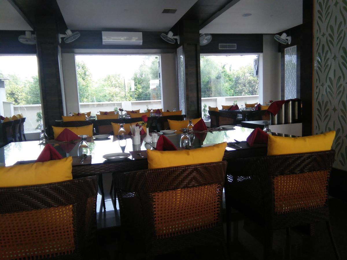 Silver Estate Resort Tikamgarh Exterior photo